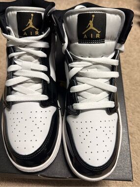 Nike Men’s White, Black & Gold Low-Top Sneakers